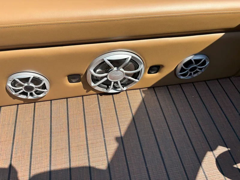 Slide: The Image of Bentley Pontoons Elite 253 DC Swingback 2026 - 10