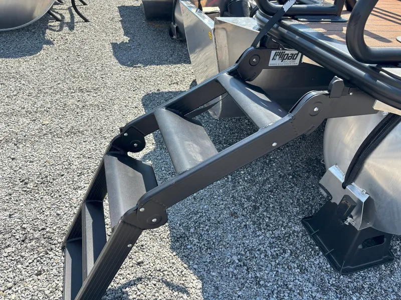 Slide: The Image of Bentley Pontoons Elite 253 DC Swingback 2026 - 12