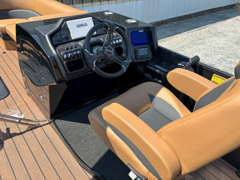 Slide: The Image of Bentley Pontoons Elite 253 DC Swingback 2026 - 17