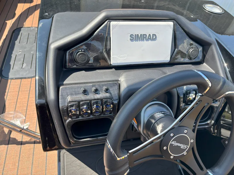 Slide: The Image of Bentley Pontoons Elite 253 DC Swingback 2026 - 18