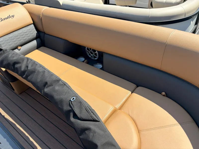 Slide: The Image of Bentley Pontoons Elite 253 DC Swingback 2026 - 21