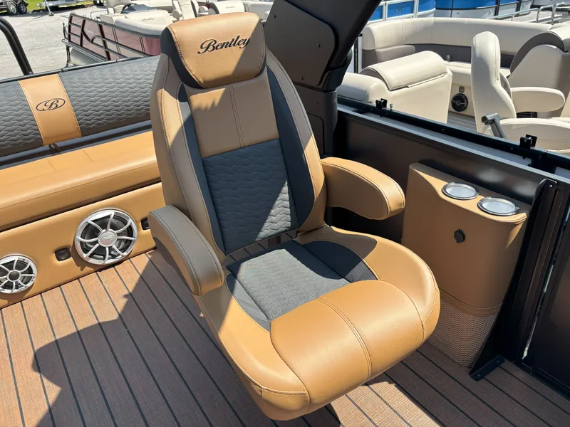 Slide: The Image of Bentley Pontoons Elite 253 DC Swingback 2026 - 22