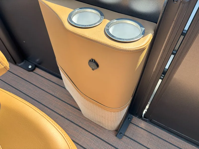 Slide: The Image of Bentley Pontoons Elite 253 DC Swingback 2026 - 23