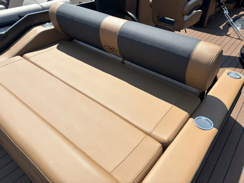 Slide: The Image of Bentley Pontoons Elite 253 DC Swingback 2026 - 24