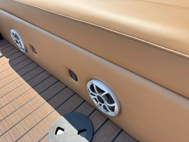 Slide: The Image of Bentley Pontoons Elite 253 DC Swingback 2026 - 25