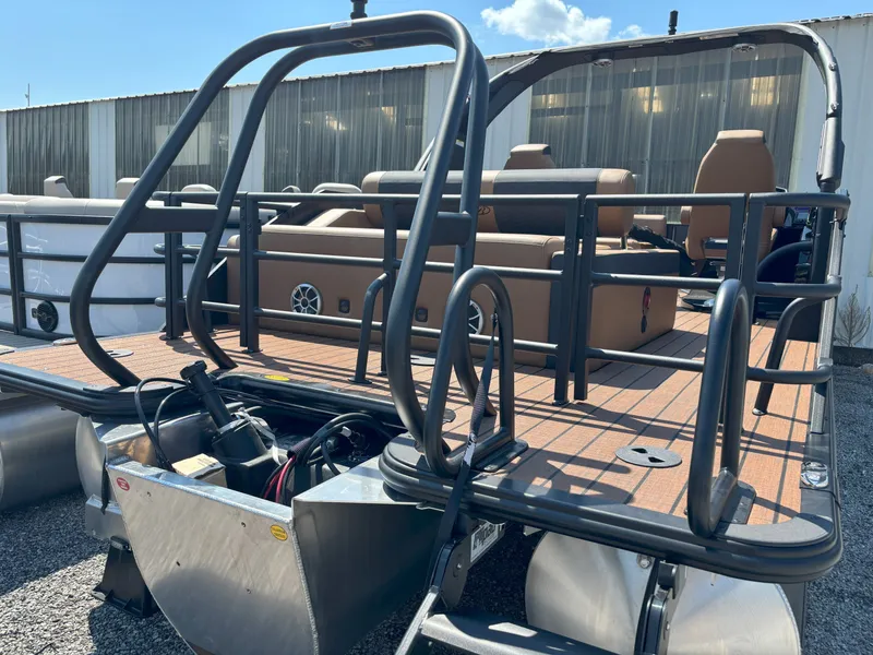 Slide: The Image of Bentley Pontoons Elite 253 DC Swingback 2026 - 29