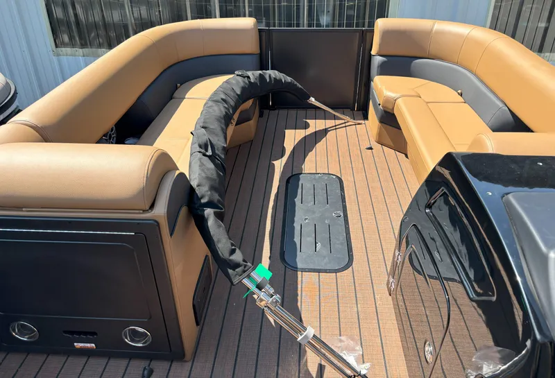 Slide: The Image of Bentley Pontoons Elite 253 DC Swingback 2026 - 3