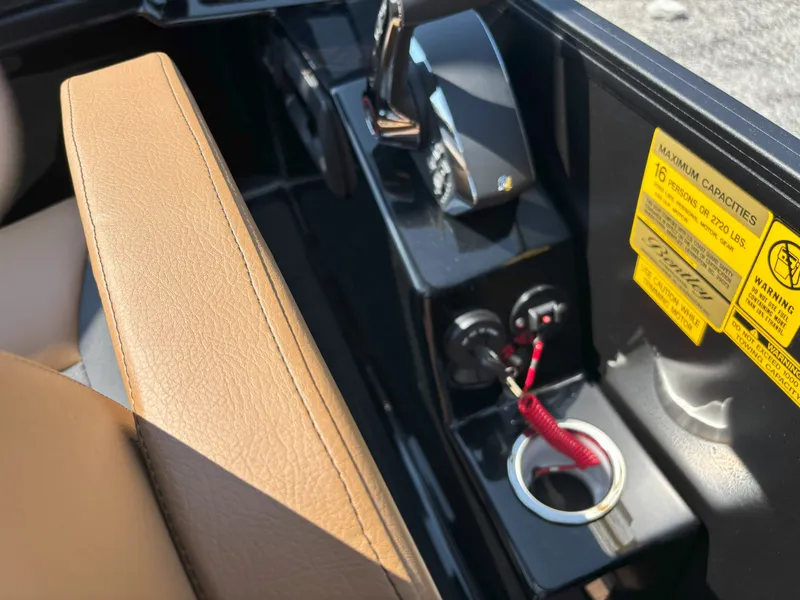 Slide: The Image of Bentley Pontoons Elite 253 DC Swingback 2026 - 4