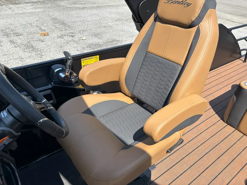 Slide: The Image of Bentley Pontoons Elite 253 DC Swingback 2026 - 5