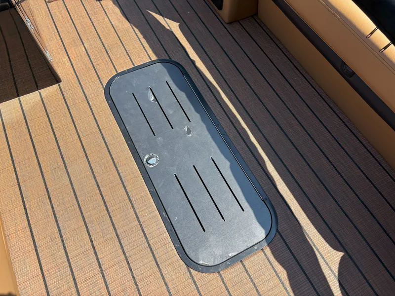 Slide: The Image of Bentley Pontoons Elite 253 DC Swingback 2026 - 6