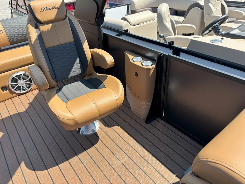 Slide: The Image of Bentley Pontoons Elite 253 DC Swingback 2026 - 7