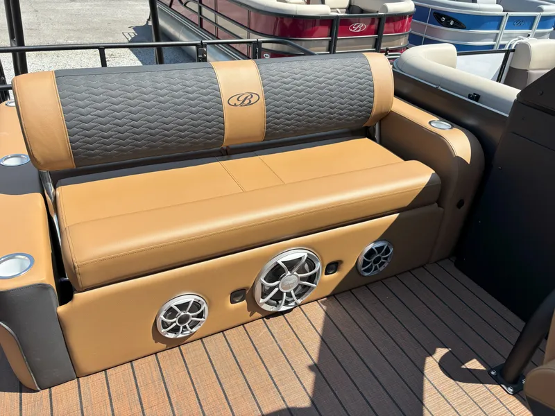 Slide: The Image of Bentley Pontoons Elite 253 DC Swingback 2026 - 9