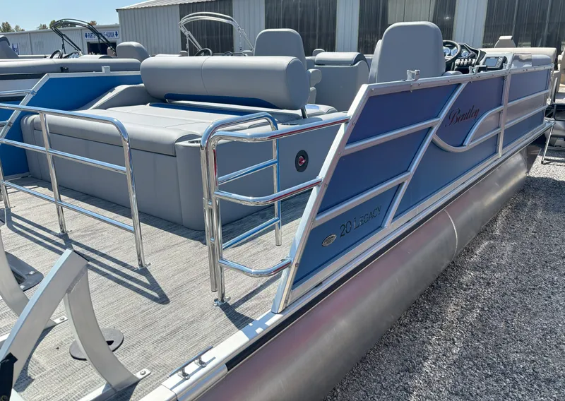 The Image of Bentley Pontoons Legacy 200 Swingback 2026 - 1
