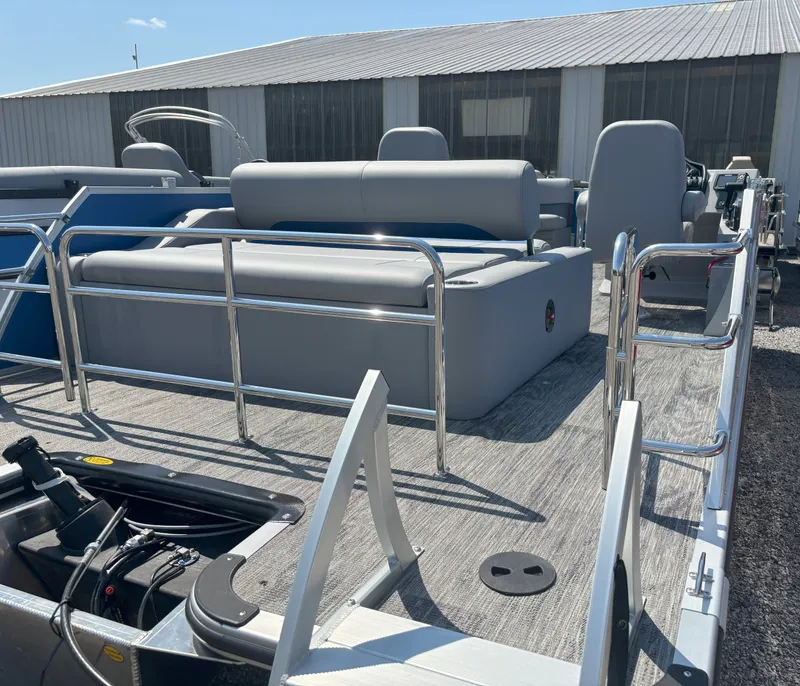 Slide: The Image of Bentley Pontoons Legacy 200 Swingback 2026 - 10