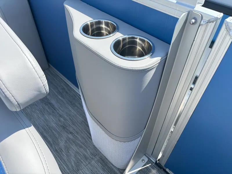 Slide: The Image of Bentley Pontoons Legacy 200 Swingback 2026 - 22