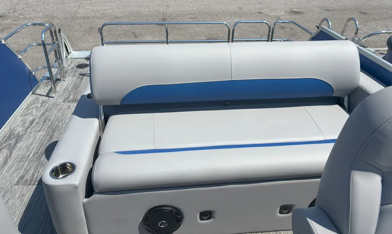 Slide: The Image of Bentley Pontoons Legacy 200 Swingback 2026 - 23