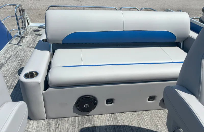 Slide: The Image of Bentley Pontoons Legacy 200 Swingback 2026 - 24