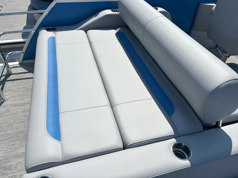 Slide: The Image of Bentley Pontoons Legacy 200 Swingback 2026 - 25