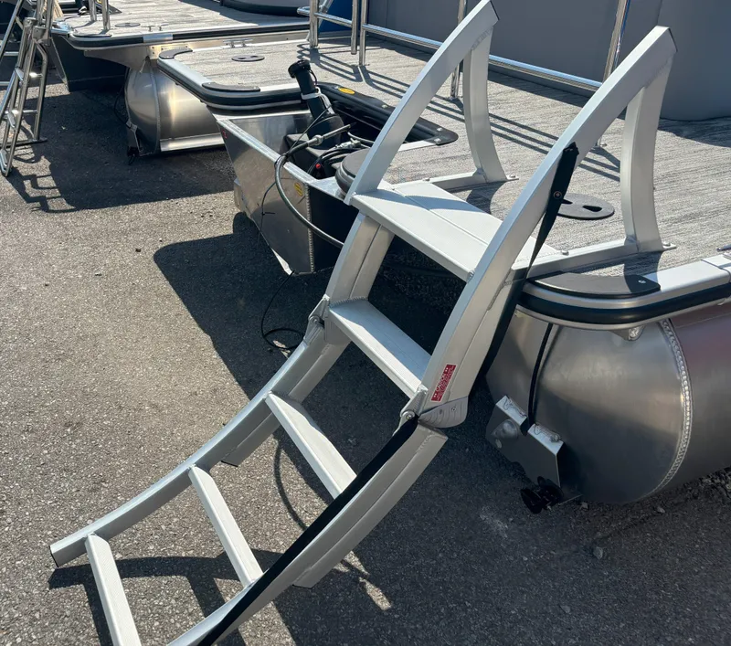 Slide: The Image of Bentley Pontoons Legacy 200 Swingback 2026 - 26