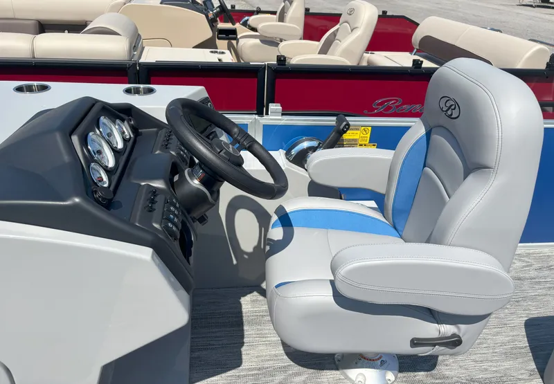 Slide: The Image of Bentley Pontoons Legacy 200 Swingback 2026 - 5
