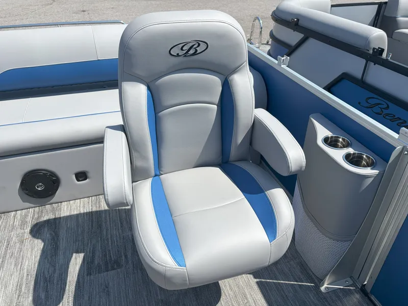 Slide: The Image of Bentley Pontoons Legacy 200 Swingback 2026 - 8