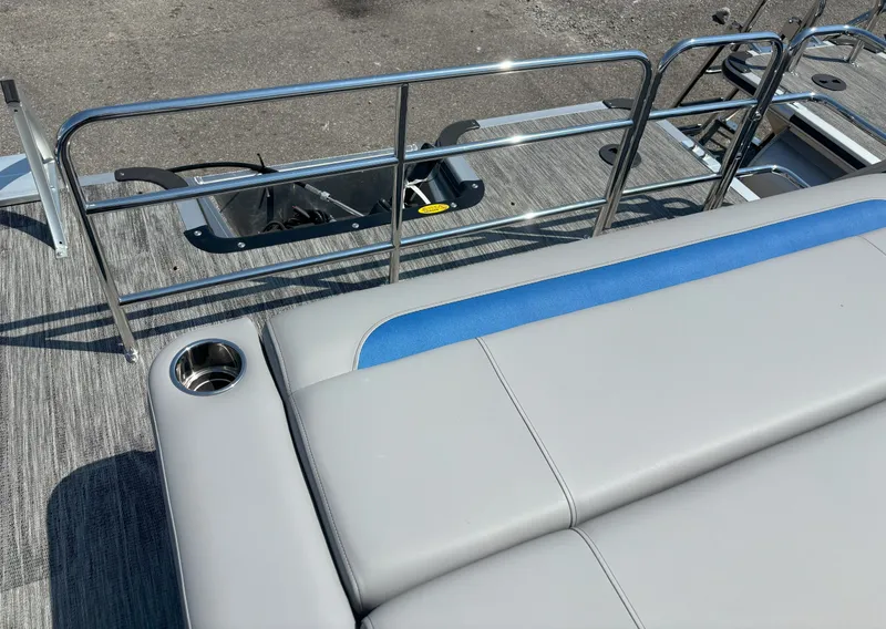 Slide: The Image of Bentley Pontoons Legacy 200 Swingback 2026 - 9