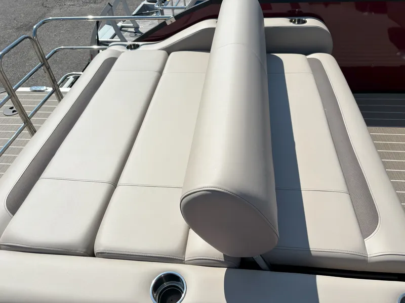 Slide: The Image of Bentley Pontoons Legacy 223 Swingback 2026 - 10