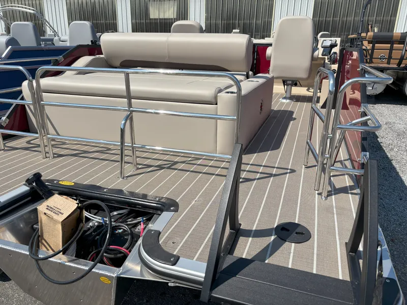 Slide: The Image of Bentley Pontoons Legacy 223 Swingback 2026 - 12