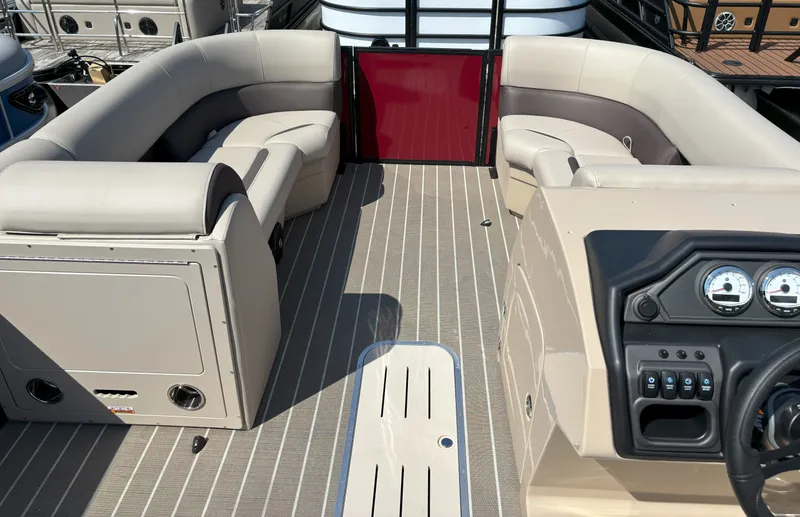 Slide: The Image of Bentley Pontoons Legacy 223 Swingback 2026 - 18