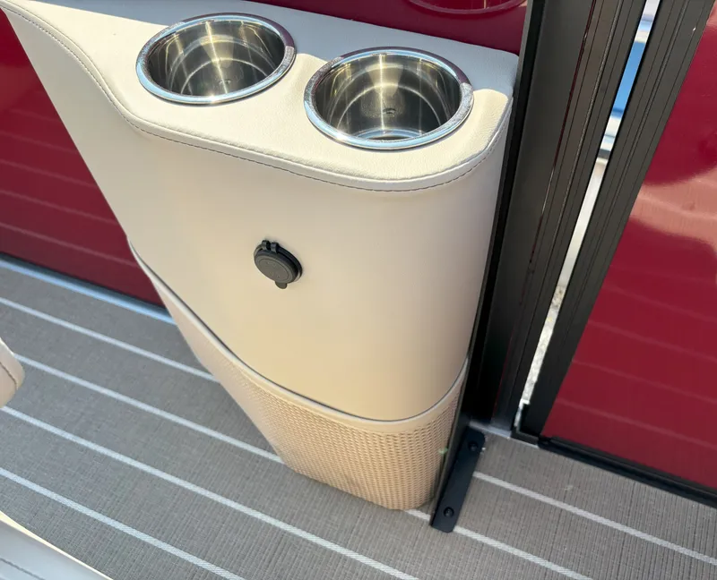 Slide: The Image of Bentley Pontoons Legacy 223 Swingback 2026 - 24