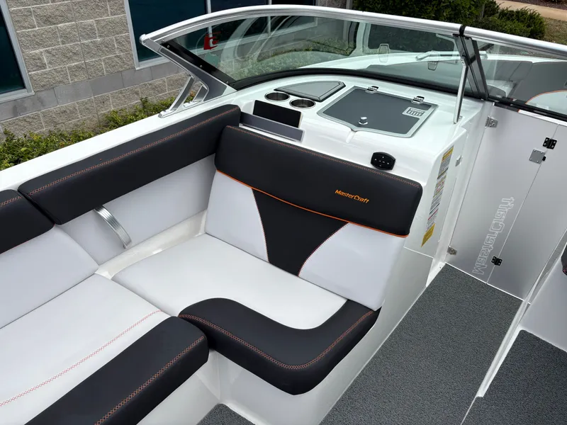 Slide: The Image of MasterCraft XT23 2020 - 13