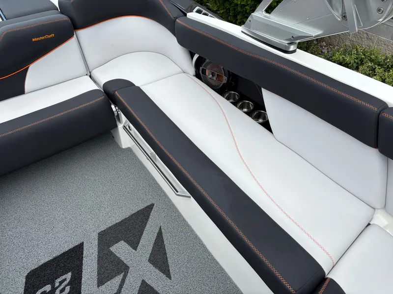 Slide: The Image of MasterCraft XT23 2020 - 14