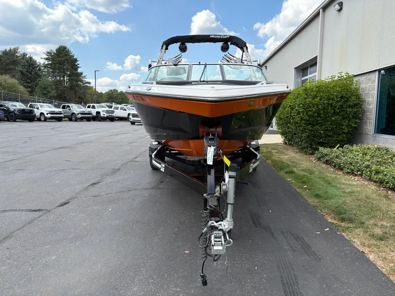 Slide: The Image of MasterCraft XT23 2020 - 4