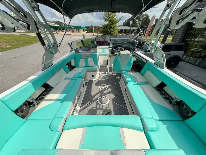 Slide: The Image of MasterCraft X24 2021 - 12
