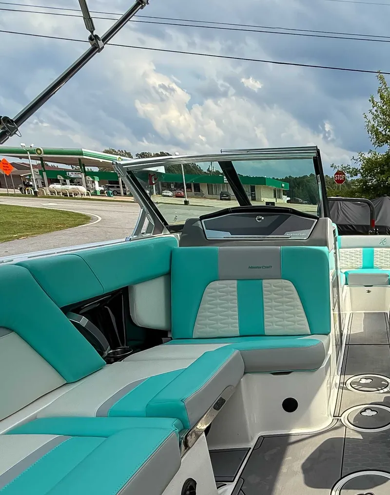 Slide: The Image of MasterCraft X24 2021 - 13