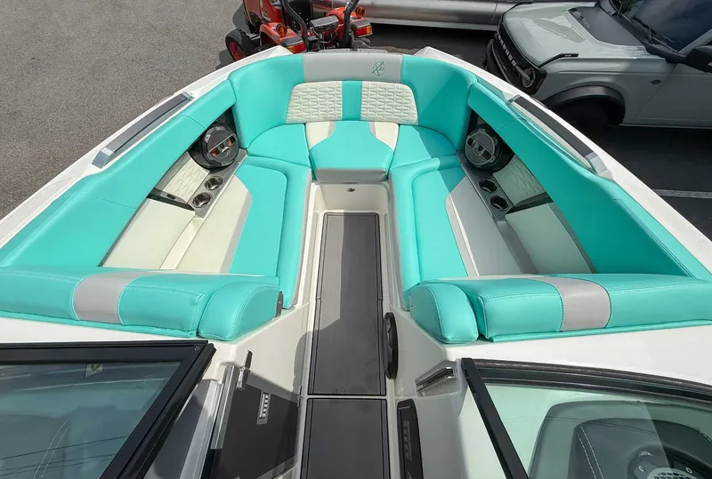 Slide: The Image of MasterCraft X24 2021 - 14