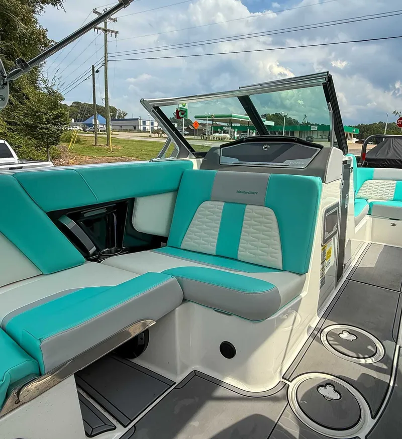 Slide: The Image of MasterCraft X24 2021 - 15