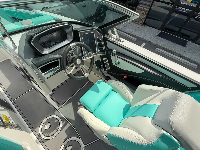 Slide: The Image of MasterCraft X24 2021 - 17