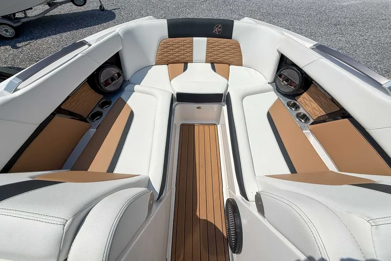 Slide: The Image of MasterCraft X24 2024 - 15