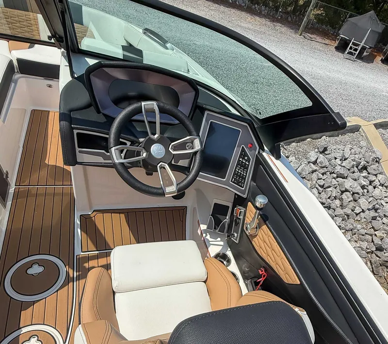 Slide: The Image of MasterCraft X24 2024 - 18