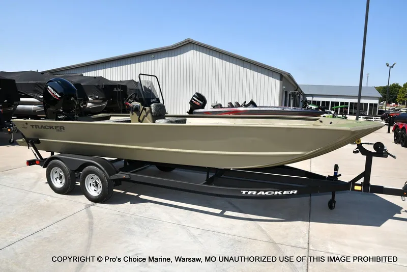 The Image of Tracker Grizzly 2072 CC 2026 - 1