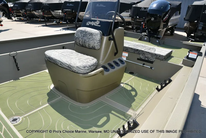 Slide: The Image of Tracker Grizzly 2072 CC 2026 - 10