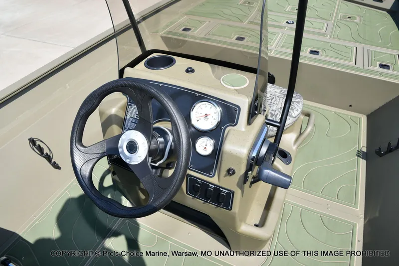 Slide: The Image of Tracker Grizzly 2072 CC 2026 - 12