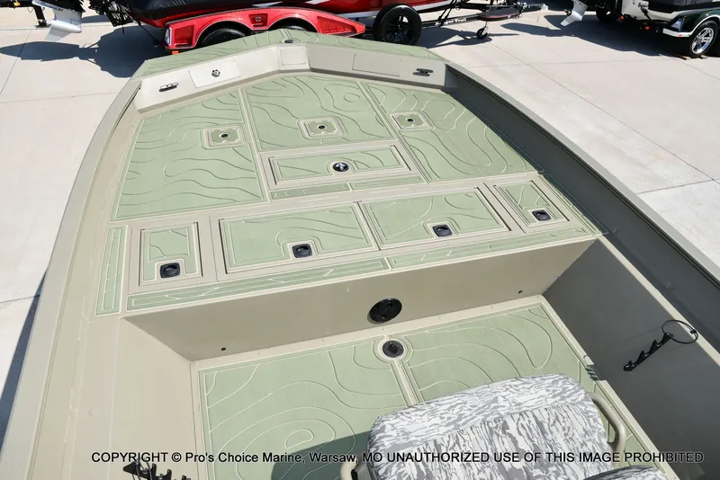 Slide: The Image of Tracker Grizzly 2072 CC 2026 - 13