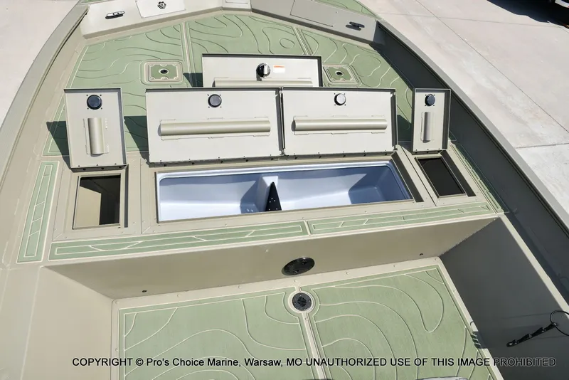 Slide: The Image of Tracker Grizzly 2072 CC 2026 - 14