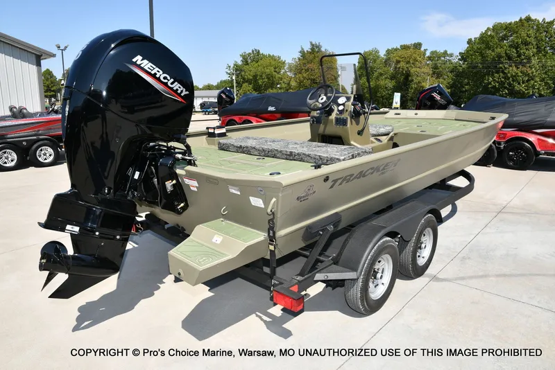 Slide: The Image of Tracker Grizzly 2072 CC 2026 - 15