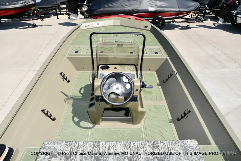 Slide: The Image of Tracker Grizzly 2072 CC 2026 - 16