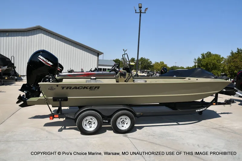 Slide: The Image of Tracker Grizzly 2072 CC 2026 - 17