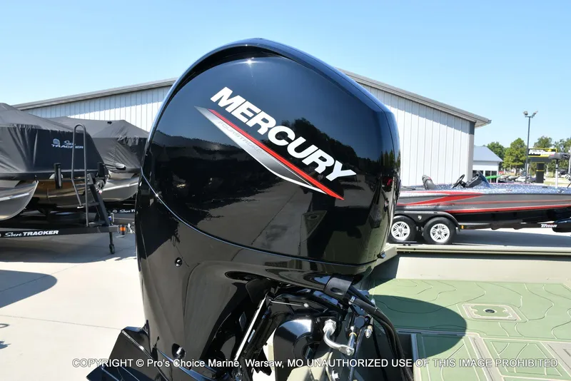 Slide: The Image of Tracker Grizzly 2072 CC 2026 - 18