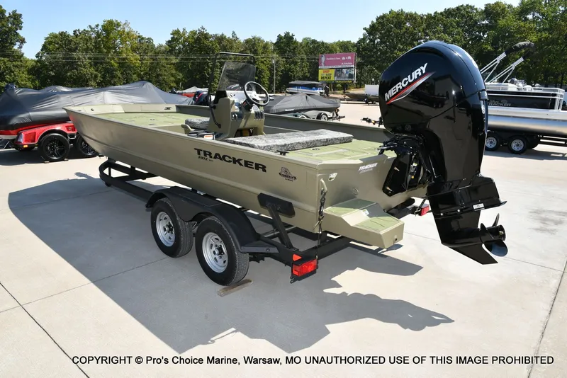 Slide: The Image of Tracker Grizzly 2072 CC 2026 - 20